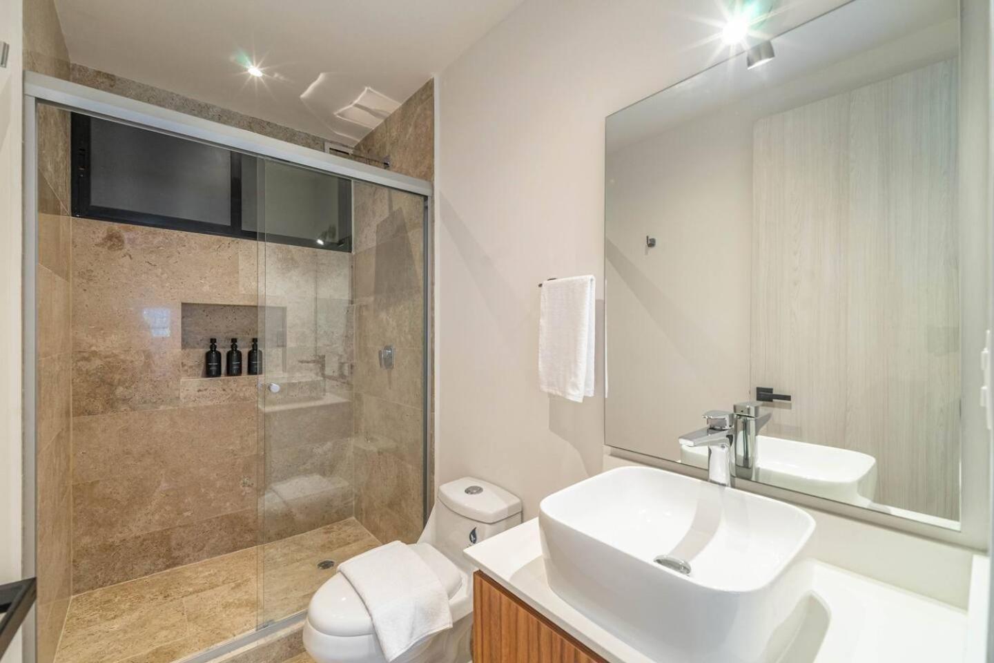 2 Bd With Private Balcony, Pool View, Gym Holiday home
