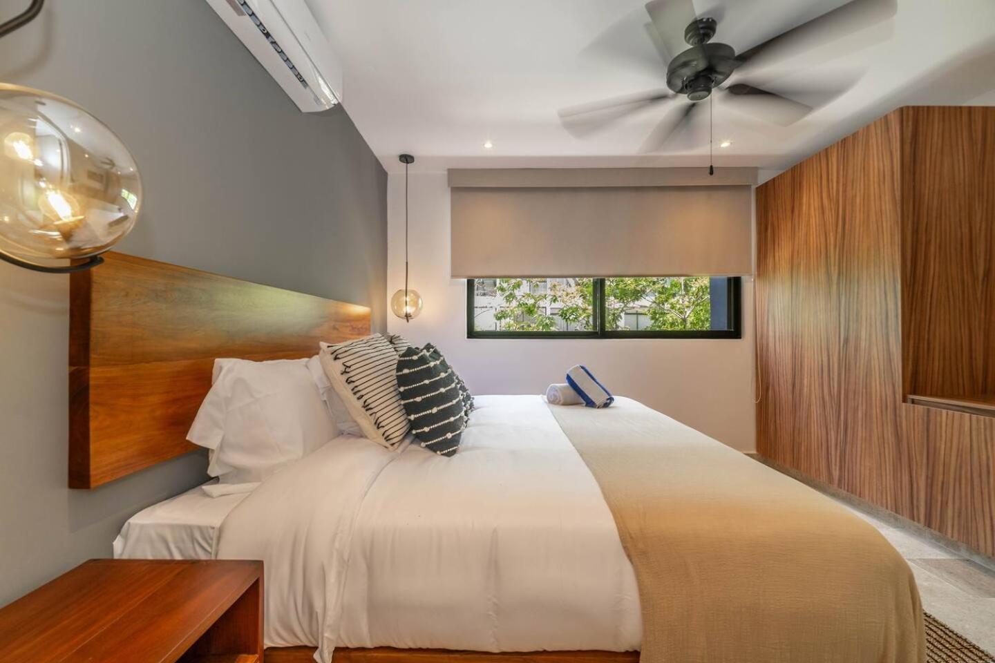 2 Bd With Private Balcony, Pool View, Gym Holiday home *