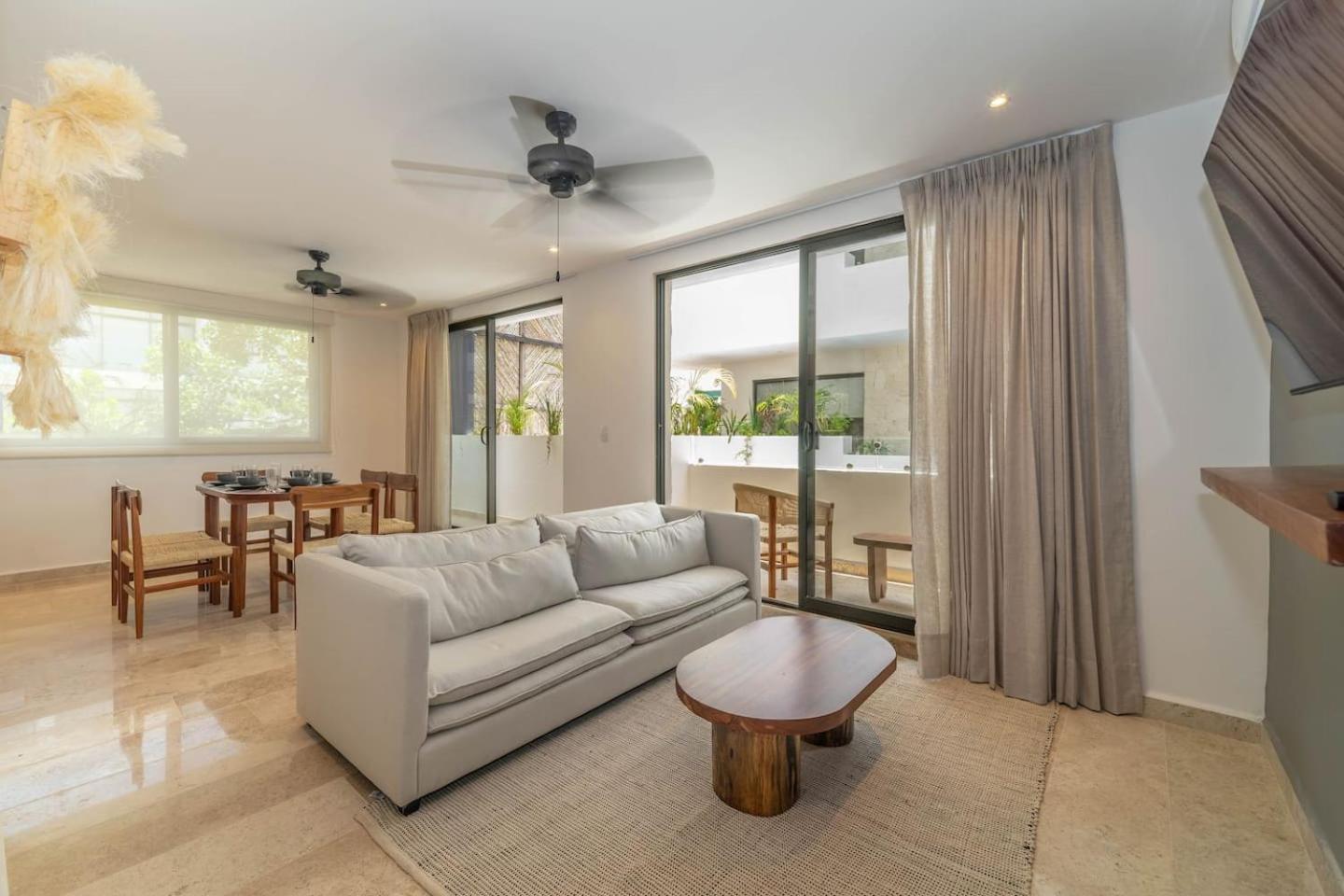 Holiday home 2 Bd With Private Balcony, Pool View, Gym