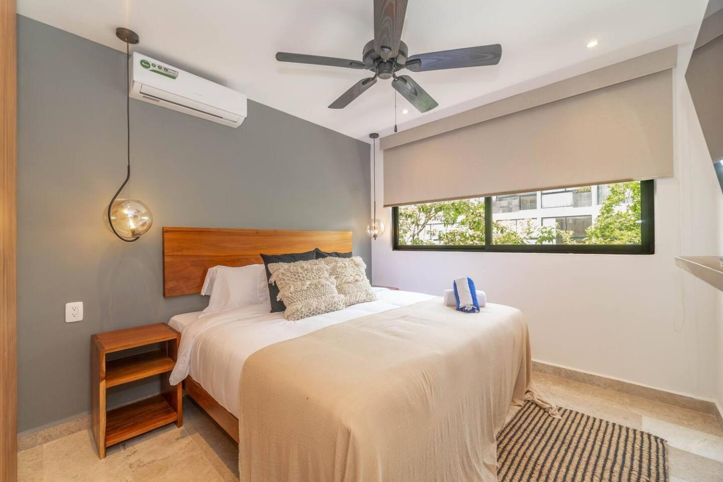 2 Bd With Private Balcony, Pool View, Gym Holiday home *